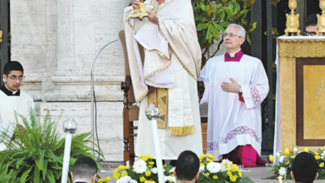 Papież Franciszek trzymający monstrancję po procesji i Mszy św. w uroczystość Najświętszego Ciała i Krwi Chrystusa. Rzym, bazylika Najświętszej Marii Panny, 2.06.2024 r. fot. Tiziana FABI/AFP/East New