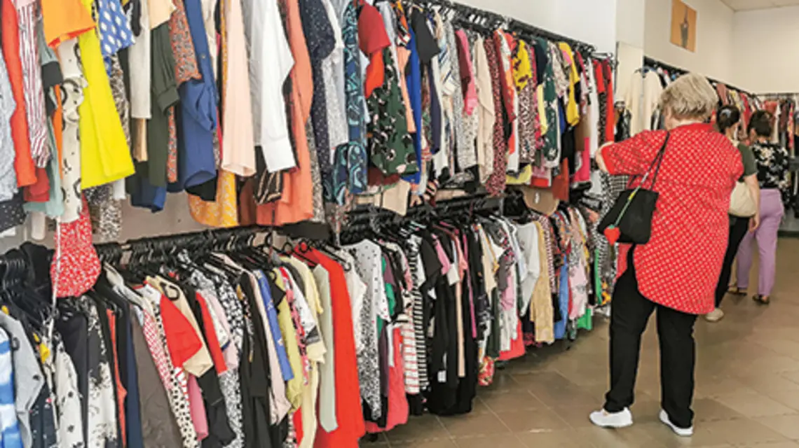Salon odzieży używanej – tzw. second hand, ul. Piotrkowska w Łodzi, 8 czerwca 2024 r. | fot. Piotr Kamionka/Reporter/East News