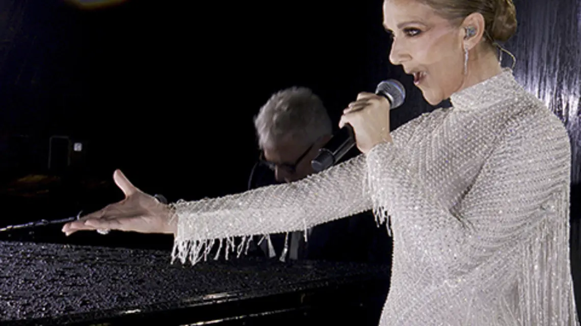 Céline Dion występująca na wieży Eiffla podczas ceremonii otwarcia Letnich Igrzysk Olimpijskich w Paryżu, 26 lipca 2024 r. | fot. Associated Press/East News