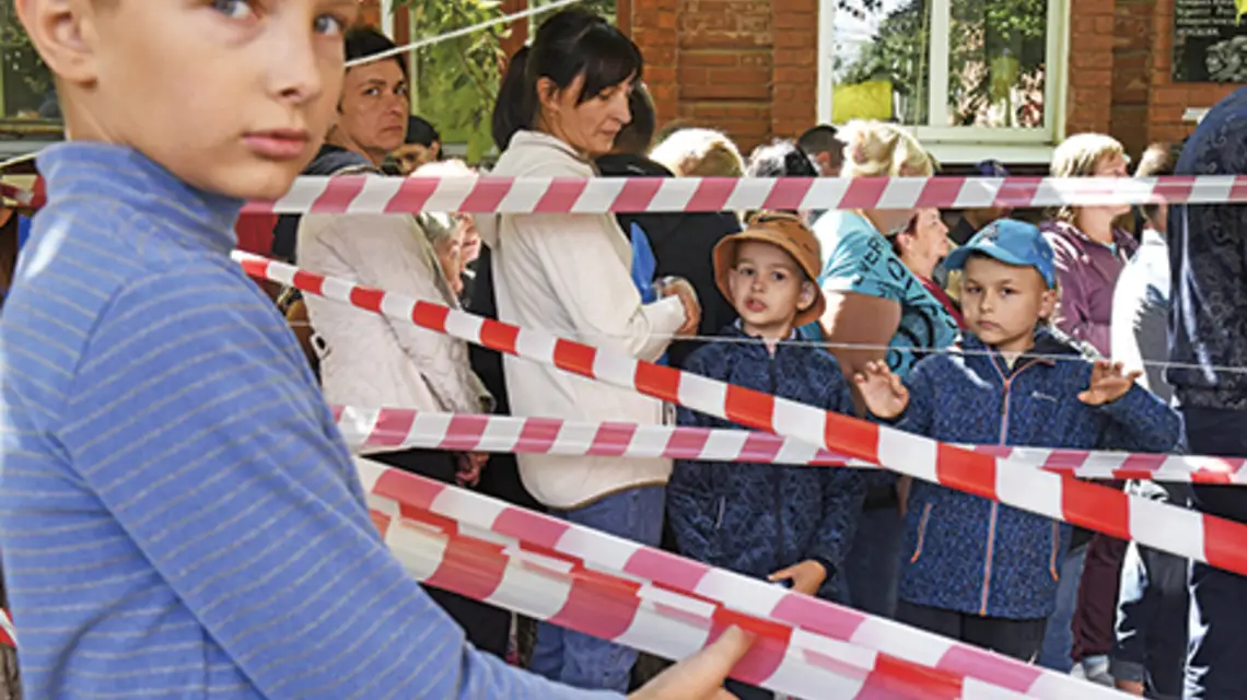 Osoby ewakuowane z terenu walk między siłami rosyjskimi i ukraińskimi w kolejce po pomoc humanitarną w centrum dystrybucyjnym w Kursku 12 sierpnia 2024 r. fot. AP Photo/east news