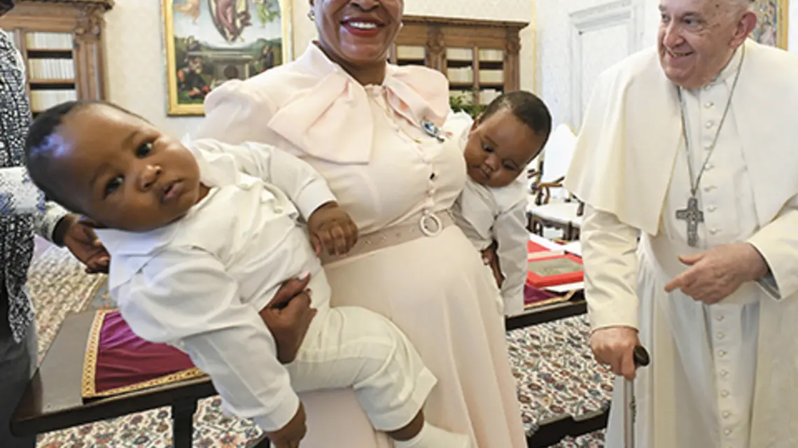 Franciszek przyjmuje na audiencji prywatnej Anitę Annet Among, spikerkę parlamentu Ugandy, Watykan 24 sierpnia 2024 r. | fot. Watykan Media/Catholic Press Photo/IPA/Abacapress.com/East News