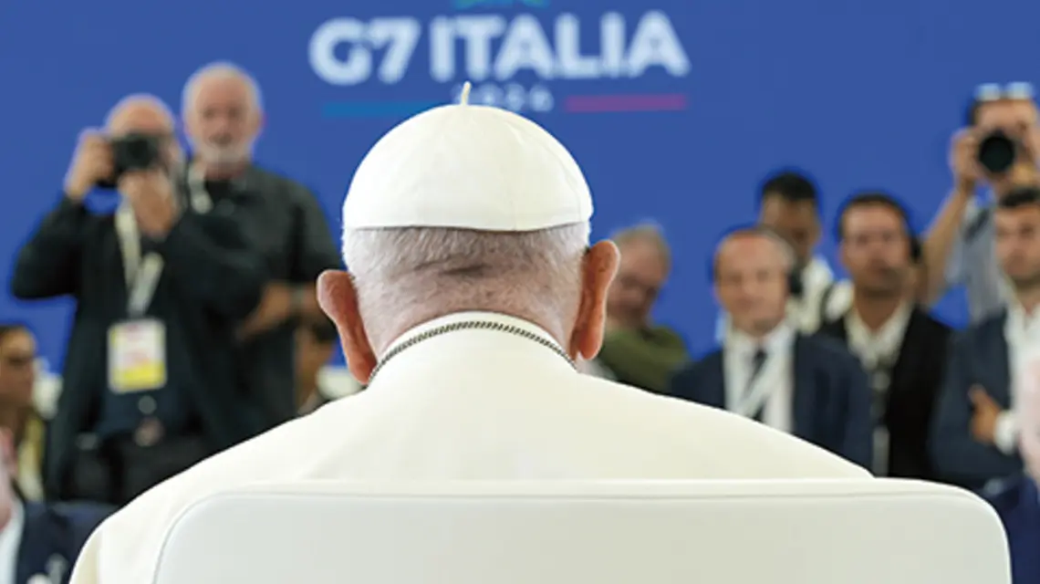 Papież uczestniczy w sesji roboczej, poświęconej m.in. sztucznej inteligencji, podczas szczytu G7, 14 czerwca 2024 r., w Borgo Egnazia we Włoszech fot. Alex Brandon/Associated Press/East News