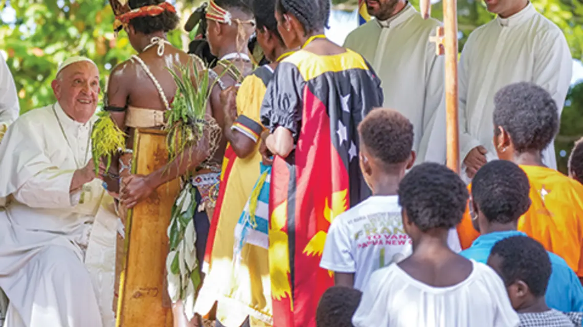 Papież Franciszek spotyka się z rdzenną ludnością w Szkole Humanistycznej Świętej Trójcy w Baro, niedaleko Vanimo, Papua-Nowa Gwinea, 8 września 2024 r. fot. AP Photo/Gregorio Borgia/east news