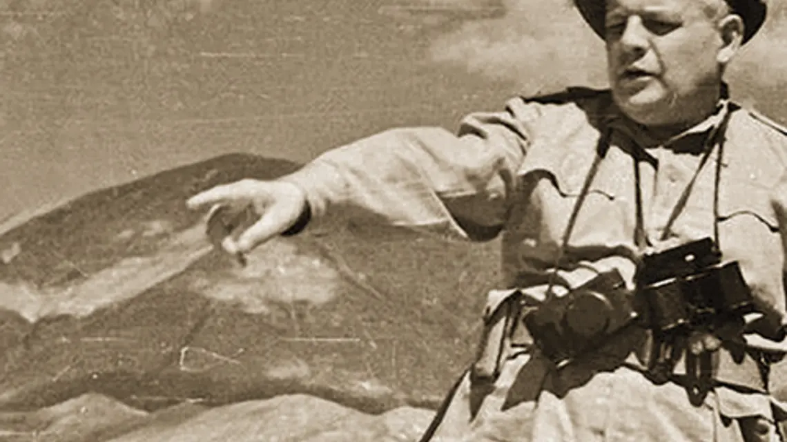 Melchior Wańkowicz po bitwie o Monte Cassino, w tle Monte Cairo, maj 1944 r. fot. wikimedia