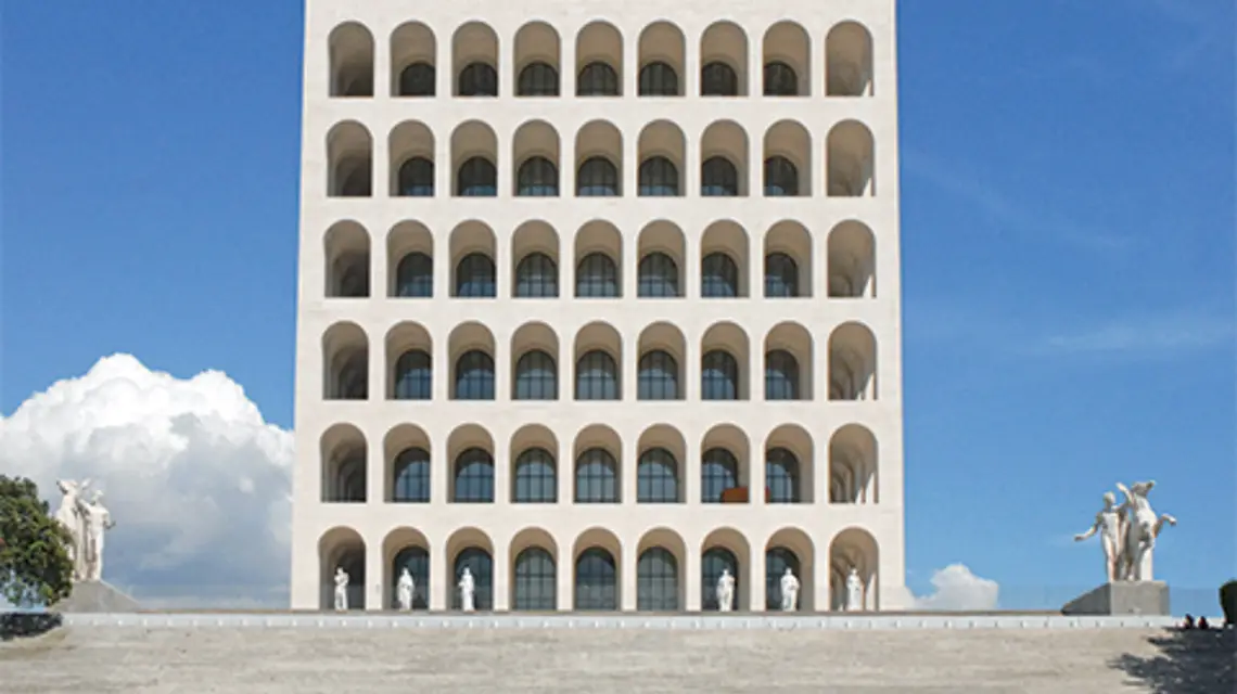 Palazzo della Civiltà Italiana w Rzymie. Budynek, zwany również Kwadratowym Koloseum, stanowi część niezrealizowanych planów architektonicznych na Targi Światowe w 1942 r. fot. wikipedia