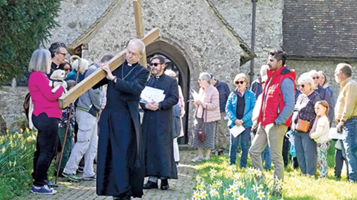 Arcybiskup Canterbury Justin Welby niesie krzyż w trakcie Alei Świadków w kościele St Mary's w Sellindge podczas Wielkiego Tygodnia, 15 kwietnia 2022 r. | fot. Gareth Fuller/PA Images/Getty Images