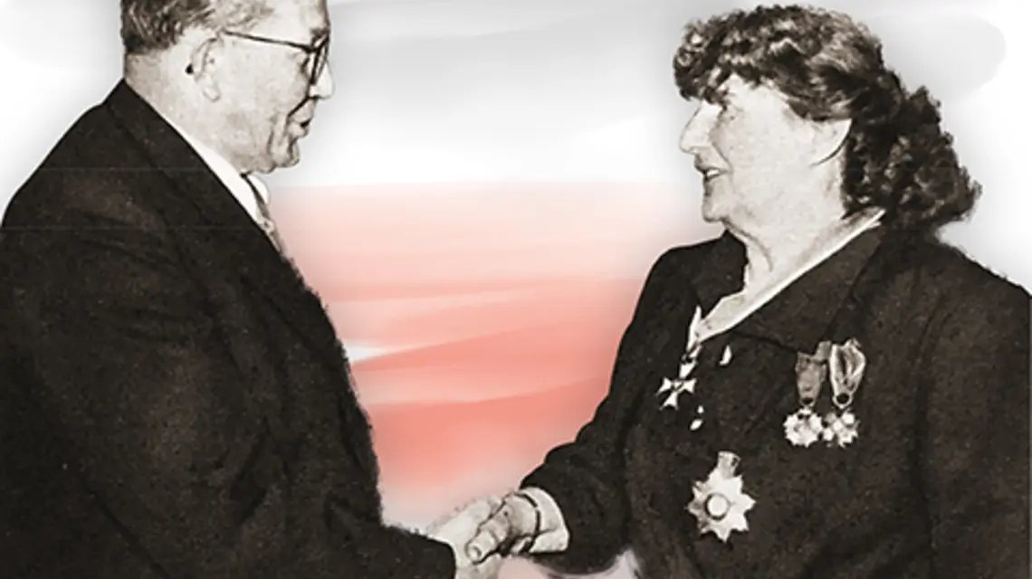 Minister kultury Stefan Dybowski wręcza Zofii Nałkowskiej Krzyż Komandorski z Gwiazdą Orderu Odrodzenia Polski z okazji 50-lecia pracy artystycznej, Warszawa 1952 r. fot. WIKIPEDIA