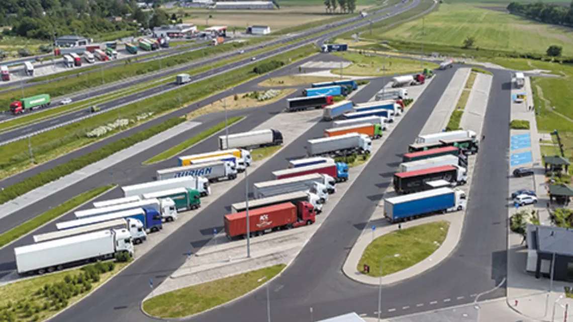 Przez lata objęcie nowych odcinków dróg opłatami dla samochodów o masie całkowitej powyżej 3,5 tony było jedynie w rządowych planach fot. BartŁomiej Magierowski/East News