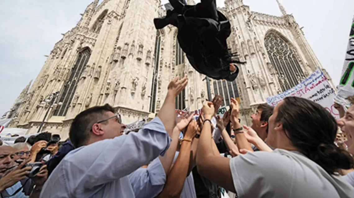 Radość przyjaciół i rodziny z nowo wyświęconego księdza przed katedrą Duomo po ceremonii święceń kapłańskich, Mediolan, 8 czerwca 2024 r. fot. AP Photo/Luca Bruno/east news