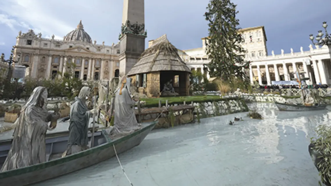 Choinka i bożonarodzeniowa szopka na placu Świętego Piotra w Watykanie. W tle papież Franciszek błogosławi wiernych na Anioł Pański, 8 grudnia 2024 r. Fot. Andrew Medichini/Associated Press/East News