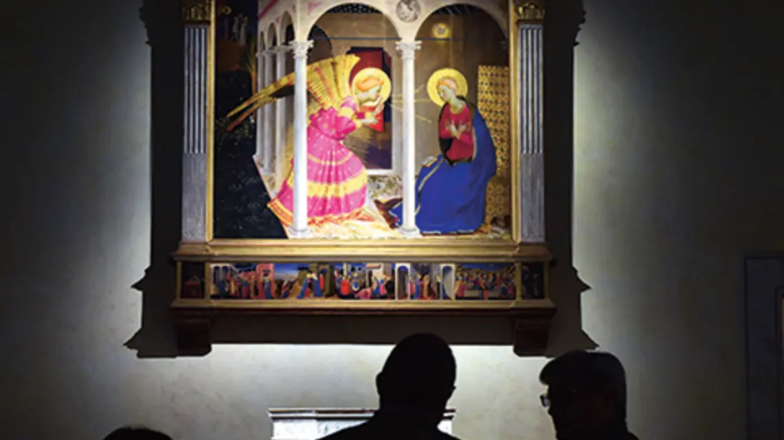 Odwiedzający podziwiają arcydzieło włoskiego artysty renesansowego Beato Angelico w Muzeum Diecezjalnym Cortona, 11 kwietnia 2023 r. | fot. Roberto Serra – Iguana Press/Getty Images