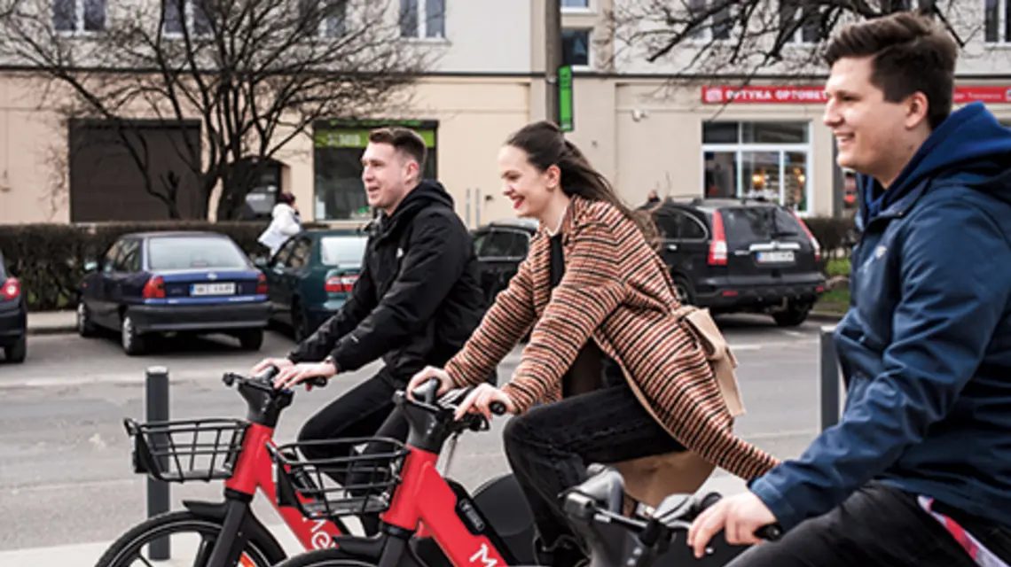 Mieszkańcy Gdańska korzystający z systemu roweru metropolitalnego, marzec 2024 r. | fot. Karol Makurat/Reporter/East News