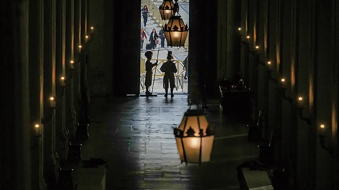 Watykańska straż pilnuje Brązowych Drzwi, głównego wejścia do apartamentów papieskich, podczas pobytu Franciszka w szpitalu, 23 lutego br. | fot. AP Photo/Alessandra Tarantino/East News