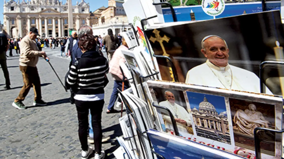 Niedziela na placu św. Piotra. Na pierwszym planie stragan z pocztówkami z wizerunkiem papieża Franciszka, 30 marca 2025 r. | fot. Alessia Giuliani/IPA/Abaca/East News