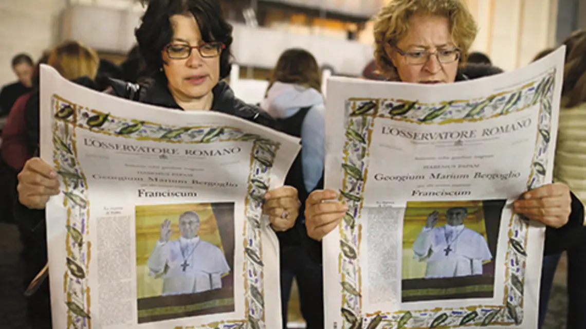 Kobiety czytają specjalne wydanie gazety L'Osservatore Romano, zawierające fotografię nowo wybranego papieża Franciszka, Watykan, 13 marca 2013 r. | fot. Peter Macdiarmid/Getty Images