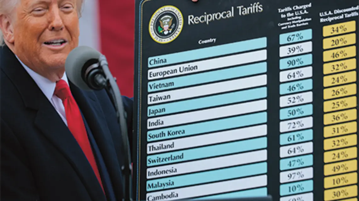 2 kwietnia prezydent Trump obwieścił Dzień Wyzwolenia, podczas którego zaprezentował listę absurdalnie wysokich stawek celnych na towary ze wszystkich stron świata | fot. Chip Somodevilla/Getty Images