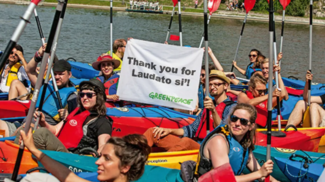 Greenpeace Polska zorganizowala Klimatyczny Spływ Kajakowy po Wiśle, na którym przypomniano słowa papieża Franciszka z encykliki Laudato si’, Kraków 23.07.2016 r. | Fot. Jan Graczynski/East News