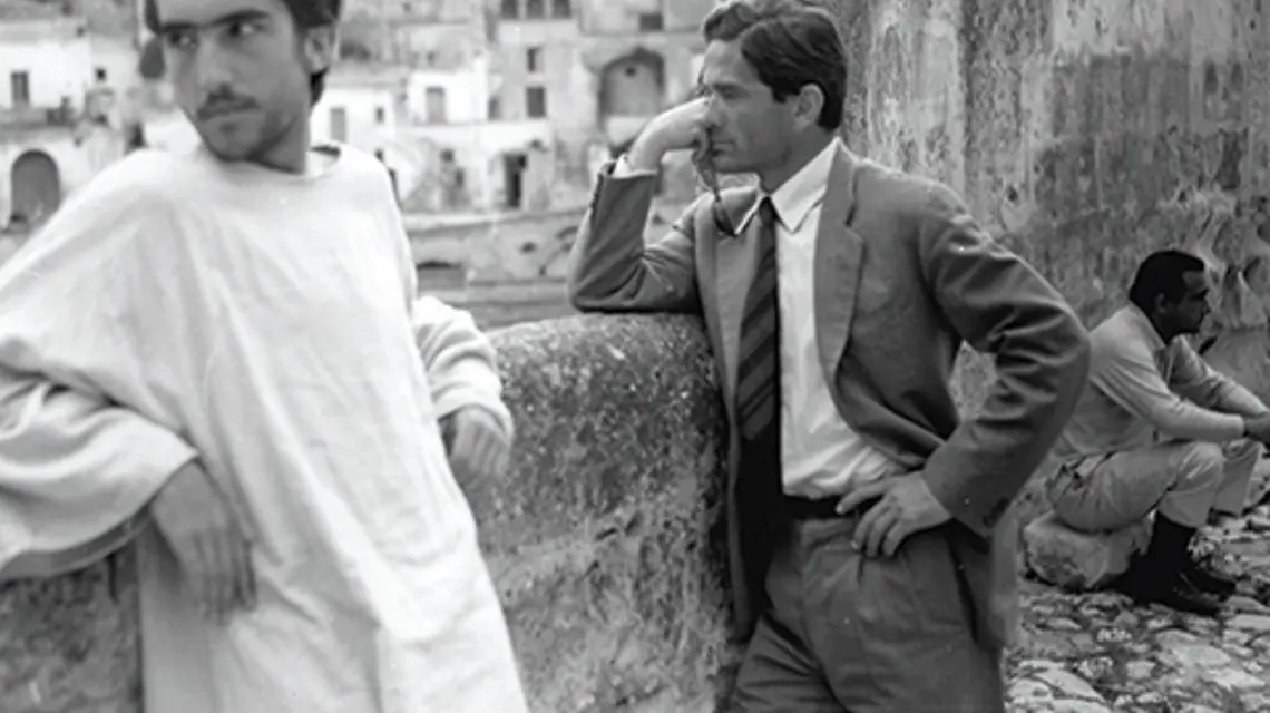 Enrique Irazoqui w roli Jezusa Chrystusa (od lewej) oraz reżyser Pier Paolo Pasolini na planie filmowym Ewangelii według św. Mateusza | fot. Wikipedia