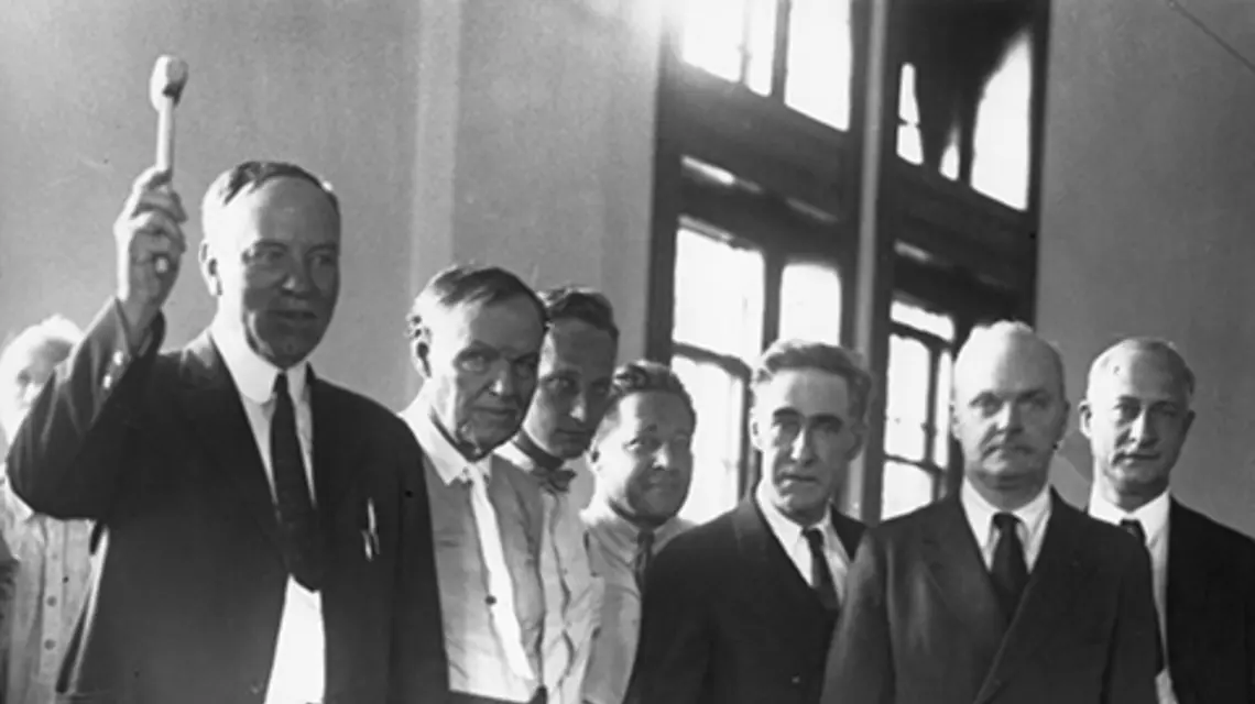 Clarence Darrow (drugi od lewej) i John Scopes (trzeci od lewej) podczas „małpiego procesu” w 1925 r. | fot. Bettmann Archive/Getty Images