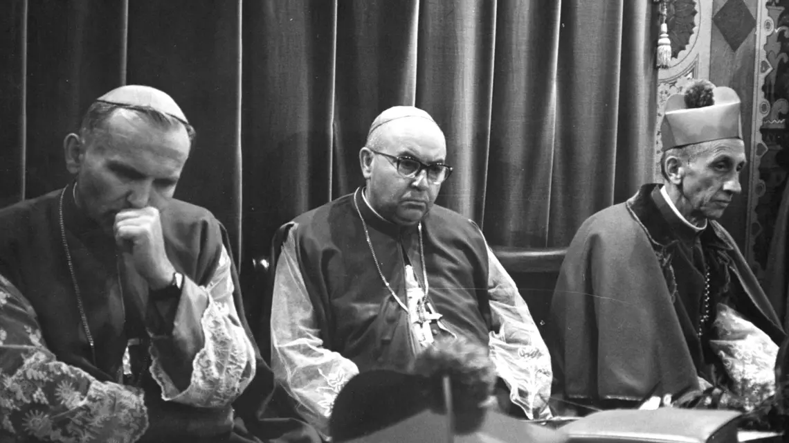 Sesja naukowa w katedrze Wniebowzięcia Najświętszej Maryi Panny we Wrocławiu w 1966 r. Siedzą od lewej: metropolita krakowski Karol Wojtyła, administrator apostolski diecezji wrocławskiej (później biskup tej diecezji) Bolesław Kominek i metropolita poznański Antoni Baraniak fot. NAC
