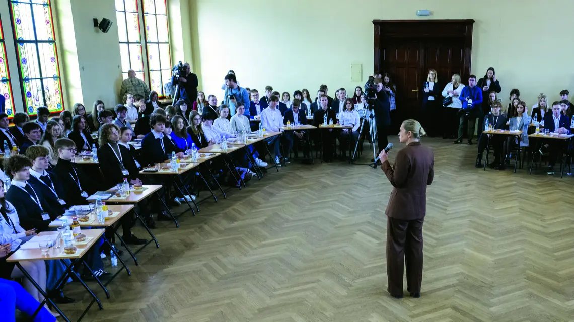 Minister Barbara Nowacka w czasie spotkania z uczniami szkół ponadpodstawowych z województwa wielkopolskiego, 27 lutego 2025 r. fot. łukasz Gdak/East News