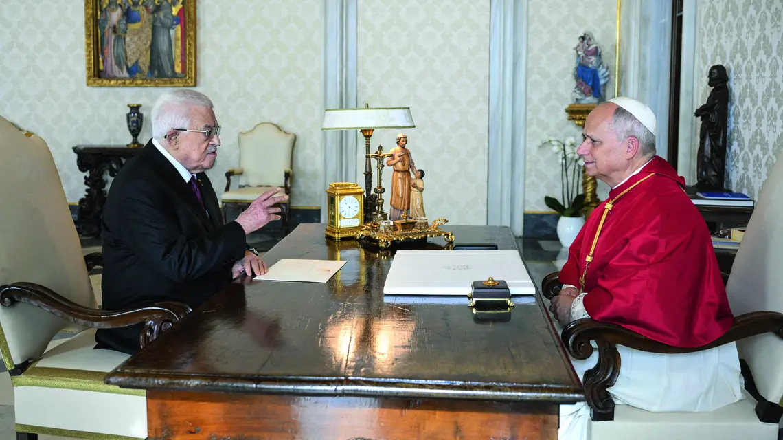 Papież Leon XIV spotkał się z prezydentem Palestyny Mahmudem Abbasem w Watykanie 6 listopada 2025 r., omawiając „pilną potrzebę” zakończenia konfliktu w Strefie Gazy i sprowadzenia pomocy humanitarnej FOT. VATICAN MEDIA/ABACPRESS/EAST NEWS