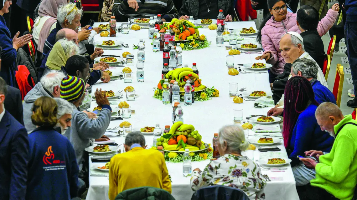 Papież Leon XIV uczestniczy w specjalnym obiedzie z ubogimi, zorganizowanym z okazji Jubileuszu Ubogich, 16 listopada 2025 r. w Watykanie fot. Vandeville Eric/ABACA/East News