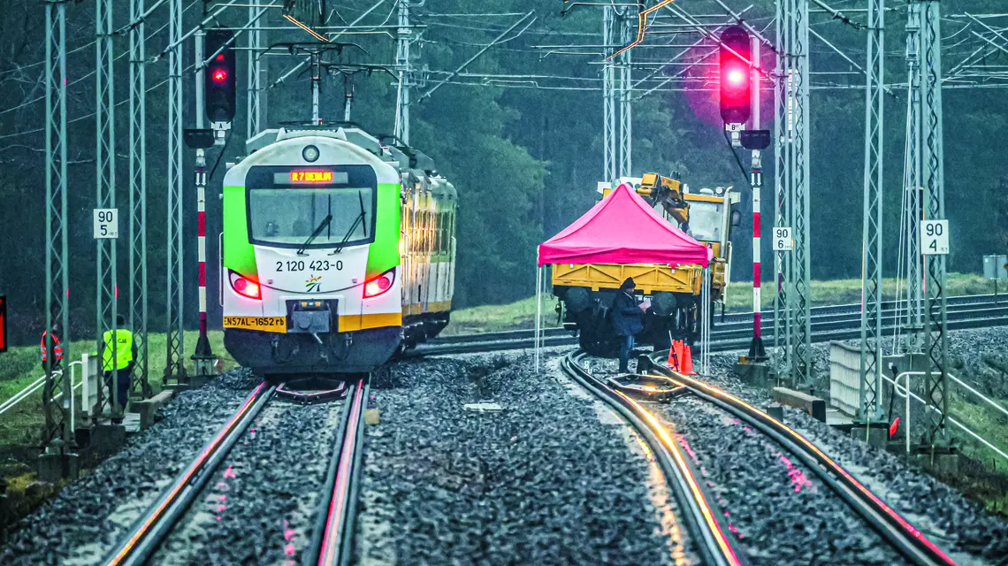 Okolice stacji kolejowej PKP Mika, gdzie w nocy z 15 na 16 listopada doszło do uszkodzenia torów w wyniku aktu dywersji. Życzyn (woj. mazowieckie), 17 listopada 2025 r. fot. Wojciech Olkusnik/East News