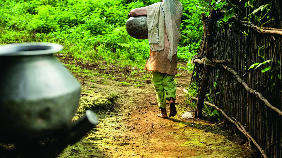 W dotkniętych suszą dystryktach Nashik i Nandurbar w stanie Maharasztra w Indiach studnie wysychają, a nieregularne opady deszczu utrudniają życie mieszkańcom. W rezultacie mężczyźni migrują do miast w poszukiwaniu pracy, a odpowiedzialność za gromadzenie wody spada na dziewczęta. Przykładem jest Sangita Santosh, która porzuciła szkołę, aby zajmować się obowiązkami domowymi, w tym przynoszeniem wody ze źródła. Indie, Khaparmal, 23 września 2025 r. fot. Leon Neal/Getty Images