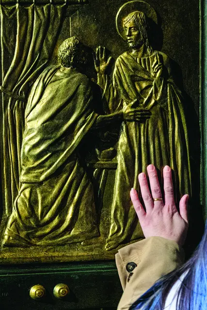 Pielgrzym w geście czci przy Drzwiach Świętych otwartych przez papieża Franciszka na rozpoczęcie Roku Jubileuszowego, Watykan,  24 grudnia 2024 r. fot. Massimo Valicchia/Getty Images