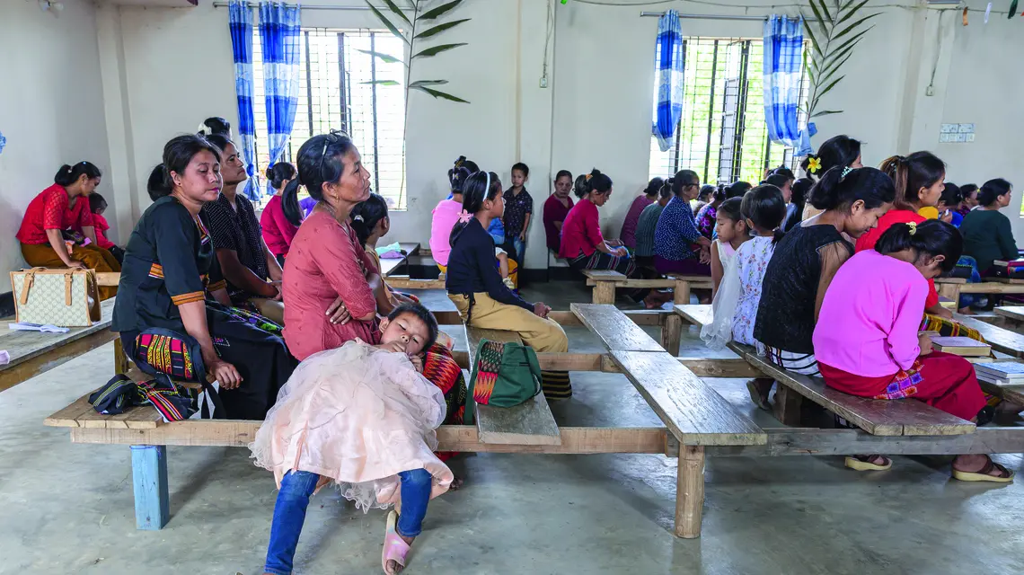 Ludzie należący do grupy etnicznej Bawm uczestniczą w mszy świętej w kościele, Chittagong, Bangladesz, 18 kwietnia 2025. fot. Eric Lafforgue/ Art in All of Us/Corbis/ Getty Images