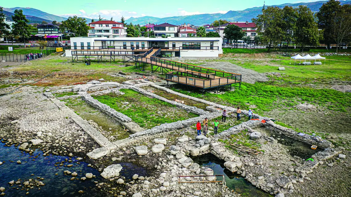 To tu, na fundamentach kościoła, w którym 1700 lat temu odbył się sobór, 28 listopada odbędzie się ekumeniczne nabożeństwo pod przewodnictwem papieża Leona XIV. Jeszcze rok temu znajdowały się one pod wodą. İznik, Turcja, 19 października 2025 r. fot. Volkan Bayraktar/Anadolu/Getty Images