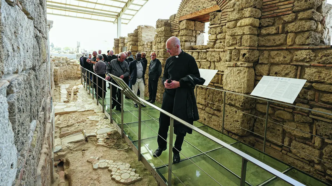 Kardynał Baldassare Reina, wikariusz generalny papieża Leona XIV, odwiedza przed papieską wizytą starożytne miasto Laodycea. Turcja, 7 listopada 2025 r. fot. Mehmet Emin Menguarslan/Getty Images