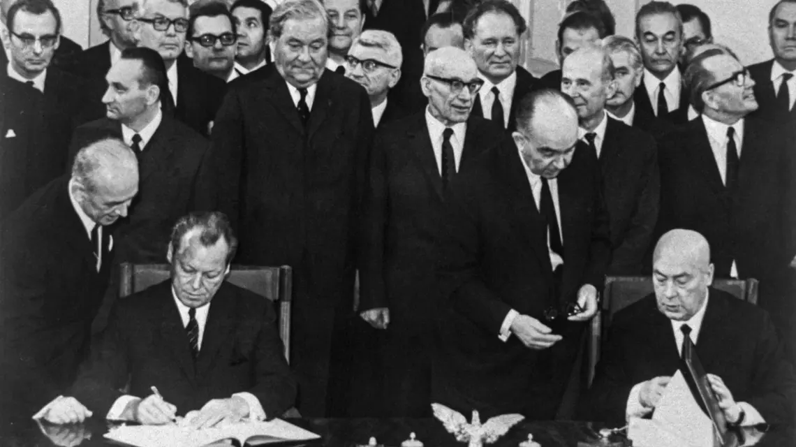 Kanclerz Willy Brandt i premier Józef Cyrankiewicz podpisują układ o podstawach normalizacji stosunków między Polską a RFN, 7 grudnia 1970 r. fot. Bettmann/ Contributor/Getty Images