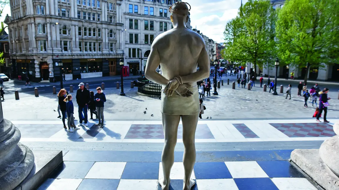 Naturalnej wielkości rzeźba Chrystusa Ecce Homo autorstwa Marka Wallingera stoi przed katedrą św. Pawła w Londynie fot. Matthew Chattle/Getty Images