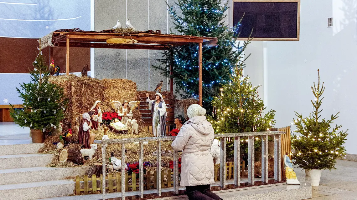 Szopka bożonarodzeniowa w kościele pw. Matki Bożej z Lourdes, Warszawa, 25 grudnia 2024 r. Fot. Zofia i Marek Bazak/East News