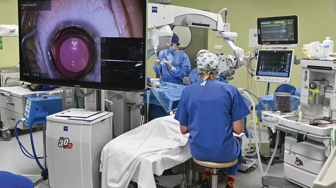 Prof. Marie-Jose Tassignon prowadzi szkolenie polskich okulistów z leczenia wrodzonej zaćmy u dzieci metodą „bag-in-the-lens”, 14 lipca 2025 r. fot. Michał Dubiel/REPORTER/east news
