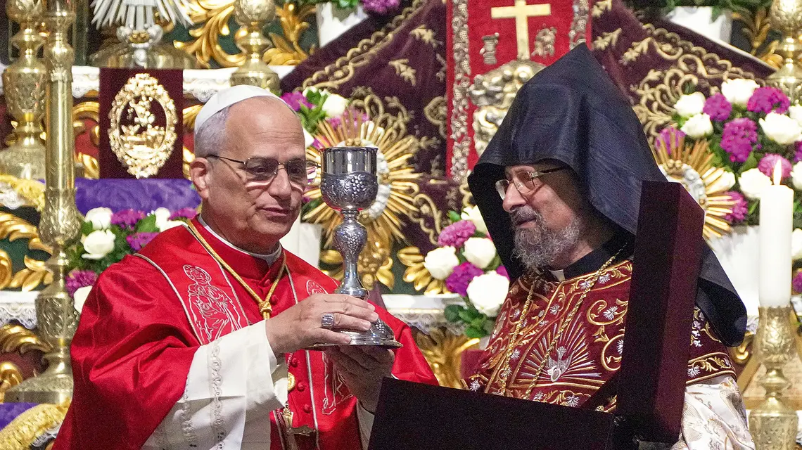 Papież Leon XIV i ormiański patriarcha Konstantynopola Sahak II Maszalian celebrują liturgię w katedrze Ormiańskiego Kościoła Apostolskiego, Stambuł, 30 listopada 2025 r. fot. AP Photo/Domenico Stinellis/east news