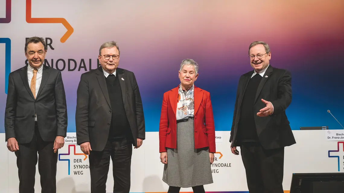Prof. Thomas Söding, bp Franz-Josef Bode, Irme Stetter- -Karp oraz bp Georg Bätzing – jedne z najważniejszych osób dla niemieckiej „drogi synodalnej” podczas spotkania we Frankfurcie w lutym 2022 r. fot. Thomas Lohnes/ Getty Images