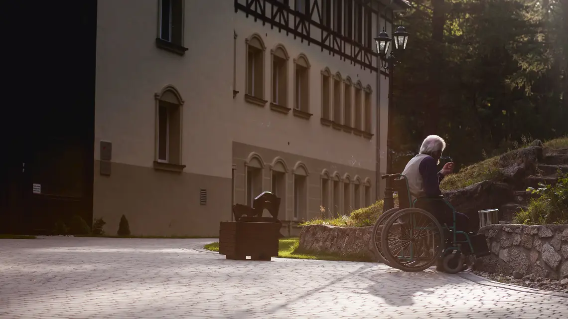 Dom pomocy społecznej w Szklarskiej Porębie, sierpień 2013 r. DPS-y są dramatycznie niedofinansowane. Wyższe pensje i więcej etatów pozwoliłyby na bardziej indywidualne podejście do mieszkańców fot. Bartek Sadowski/Bloomberg/Getty Images