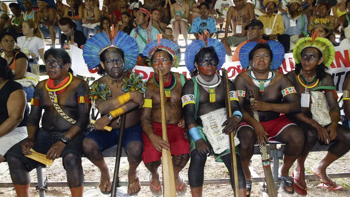 Rdzenni mieszkańcy podczas Światowego Forum Społecznego w Belém w Brazylii zwanego anty-Davos, które odbywa się co roku w kontrze do Światowego Forum Ekonomicznego, 28 stycznia 2009 r. W trakcie tegorocznego szczytu klimatycznego w Belém nie obyło się także bez protestów przedstawicieli rdzennych społeczności fot. PAULO AMORIM/Getty Images