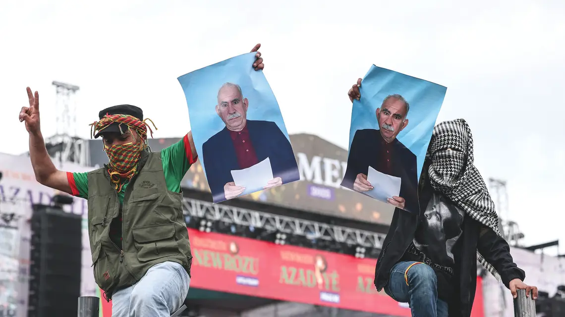 Młodzi Kurdowie z portretami swojego więzionego od 27 lat lidera Abdullaha Öcalana podczas demonstracji w mieście Diyarbakır, 21 marca 2025 r. fot. Sedat Suna/ Getty Images