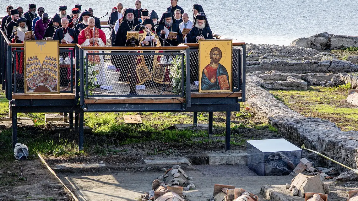 „Wszyscy jesteśmy zaproszeni do przezwyciężenia skandalu podziałów, które niestety nadal istnieją, i do podsycania pragnienia jedności, o którą modlił się Pan Jezus i za którą oddał swoje życie” – powiedział papież podczas obchodów 1700. rocznicy Soboru Nicejskiego w İzniku – starożytnej Nicei, w piątek 28 listopada. Potępił też wykorzystywanie religii dla usprawiedliwiania wojny fot. Chris McGrath/Getty Images