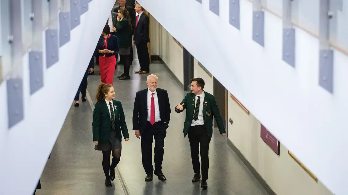 Lagan Collage, jedna ze średnich szkół w Belfaście, podczas wizyty Jeremy'ego Corbyna w 2018 r., ówczesnego lidera Partii Pracy. W tym roku 32 proc. uczniów szkoły to protestanci, a 36 proc. katolicy fot. Liam McBurney/PA Images/Getty ImageS