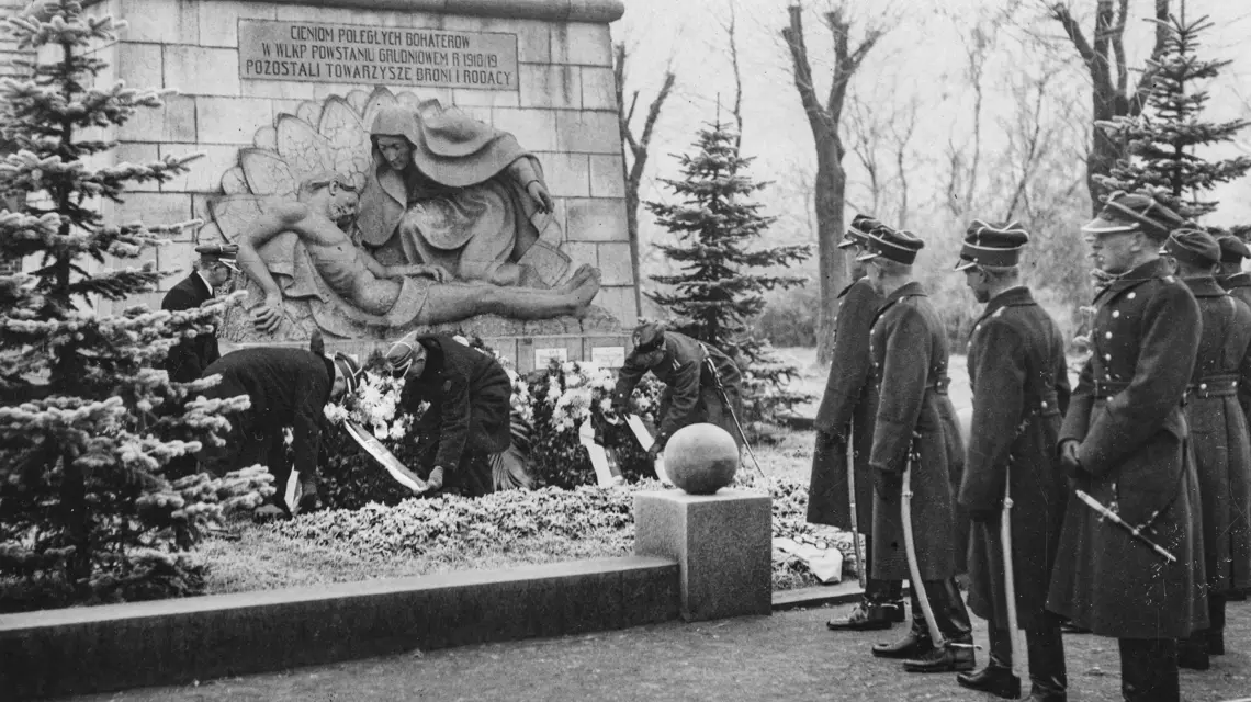 Składanie wieńców pod pomnikiem poległych powstańców wielkopolskich, Poznań, 27 grudnia 1932 r. fot. NAC