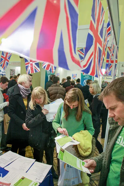 Stoisko dla poszukujących zatrudnienia w Wielkiej Brytanii podczas targów pracy w 2008 roku w Warszawie. Od tamtego czasu wiele zmieniło się zarówno w Polsce, jak i w Zjednoczonym Królestwie fot. JACEK WAJSZCZAK/REPORTER/east news