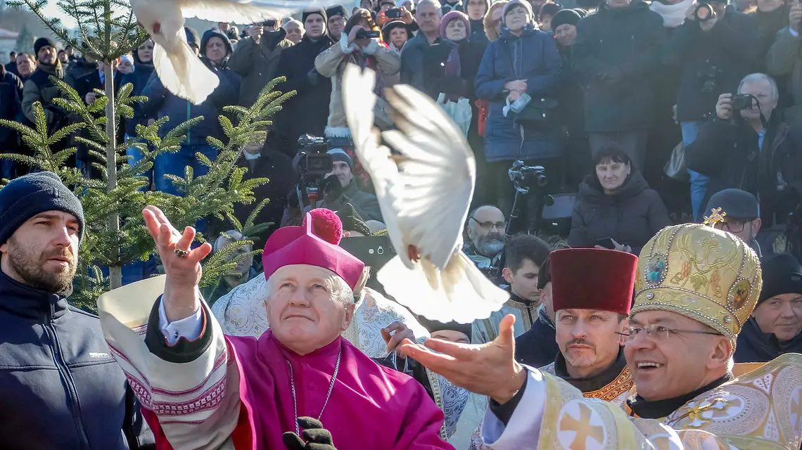 Święto Jordanu to jedno z największych świąt grekokatolicyzmu i prawosławia, a jednym z symbolicznych gestów jest wypuszczenie gołębi, Przemyśl, 19 stycznia 2019 r. fot.. Kamil Krukiewicz/REPORTER/east news