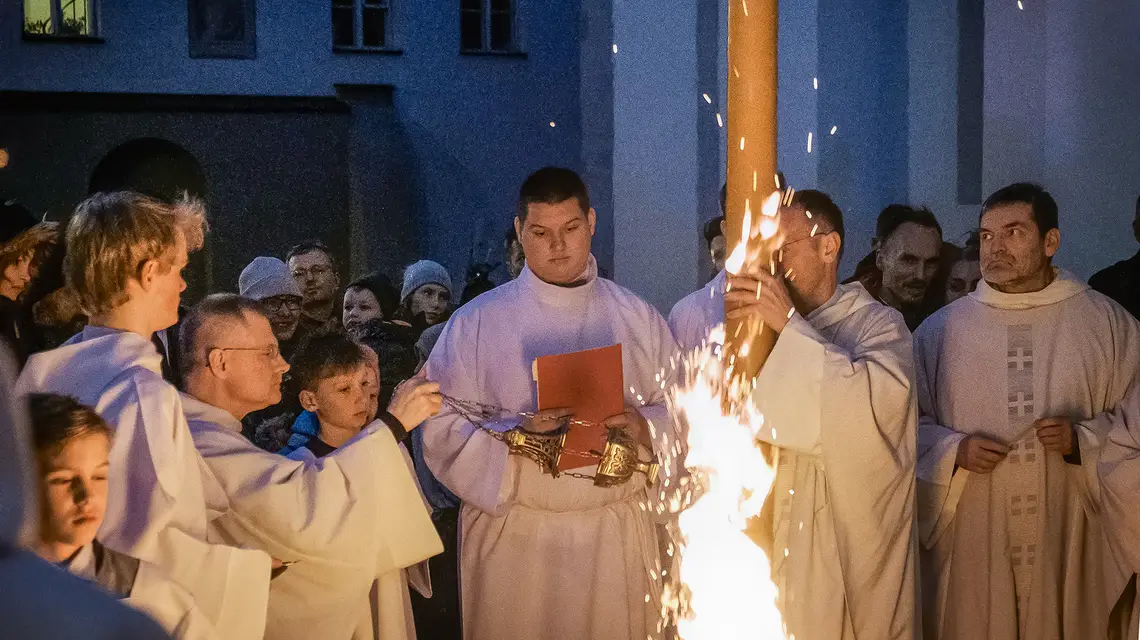 Litrugia światła w czasie Wigilii Paschalnej, Warszawa, 16 kwietnia 2022 r. fot. Karina Krystosiak/REPORTER/east news