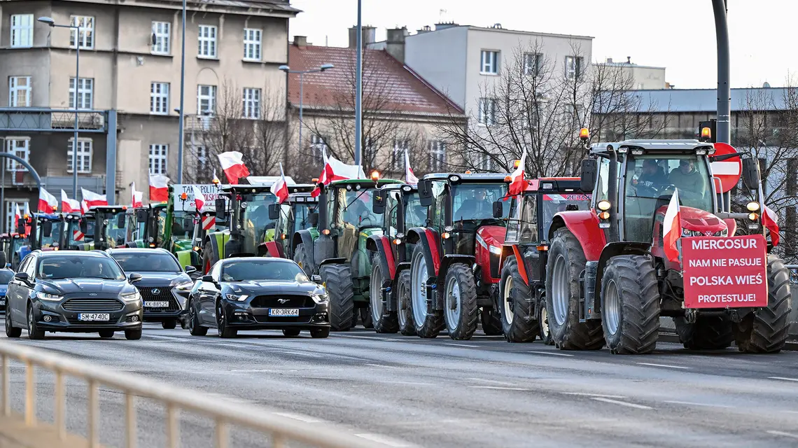 Rolnicy na ulicach Krakowa protestują przeciwko umowie Unia Europejska – Mercosur. Układ z państwami Ameryki Południowej to z jednej strony problem dla unijnego rolnictwa, ale z drugiej szansa dla europejskiego przemysłu. Kraków, 30 grudnia 2025 r. fot. Artur Barbarowski/East News