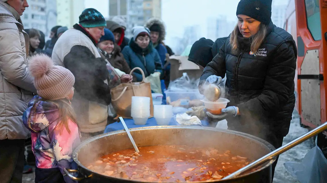 Wolontariusze World Central Kitchen wspierają mieszkańców dzielnicy pozbawionej mediów w wyniku rosyjskich ostrzałów, Kijów, 22 stycznia 2026 r. fot. ergei GAPON/AFP/EAST NEWS